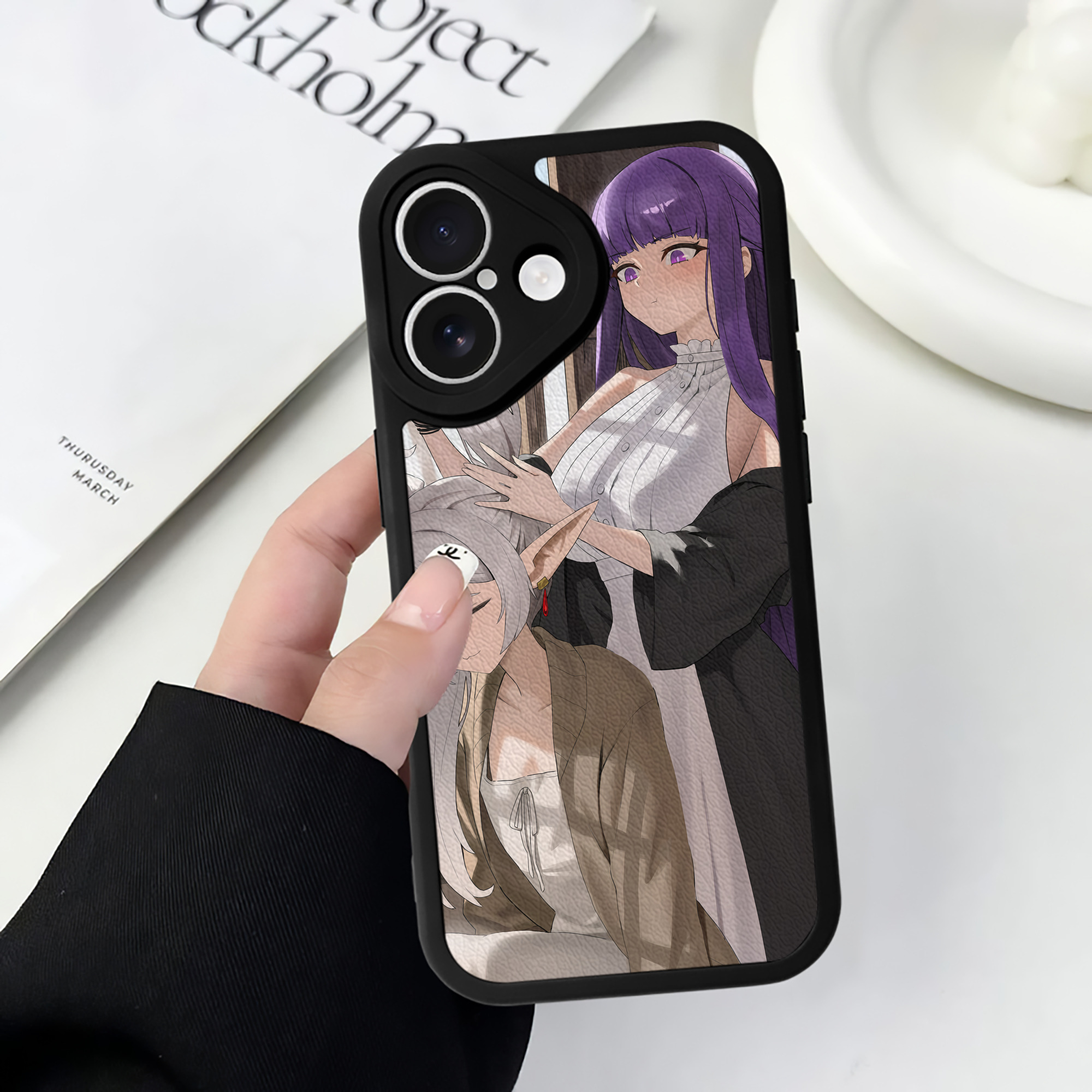（画像用） 葬送のフリーレン Frieren 【iPhone 16シリーズ対応】シリコンスマホケース（レザー調） 材質：シリコン